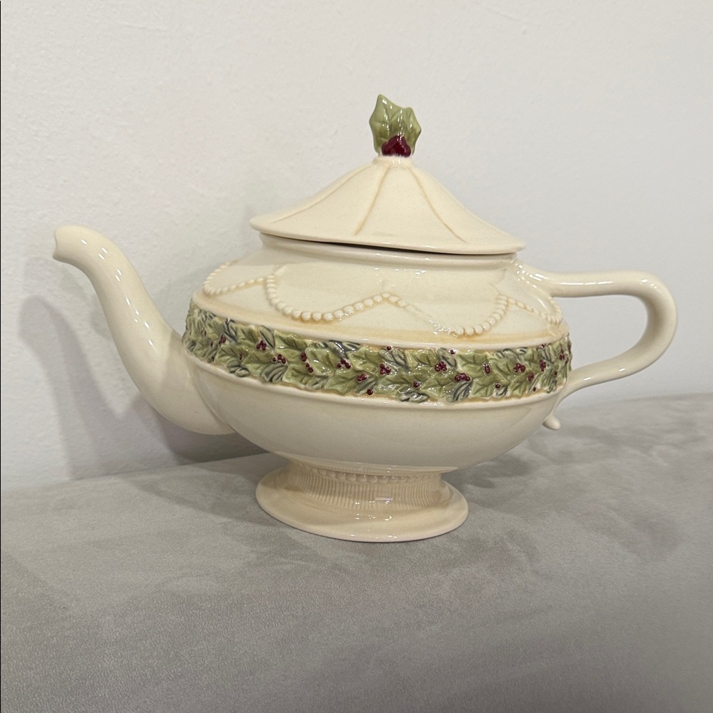 Cream Grasslands Road Holly Leaves & Berries Ceramic Christmas Teapot 5 Cup